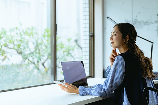 ハイブリッドワークとは？テレワークとの違いやメリット、課題を解説