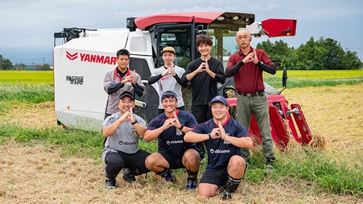 ラグビーチーム「drocks」の選手と米農家さまの画像