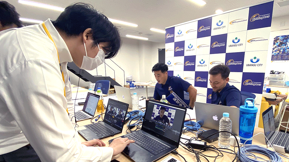 入団会見のライブ配信をオペレーションする松下さん（右、画面奥は会見を進行する山田選手たち）