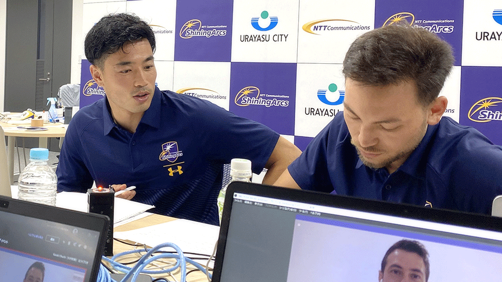 通訳の鈴木さん（右）と連携し日本語・英語での司会進行を行った山田選手（左）