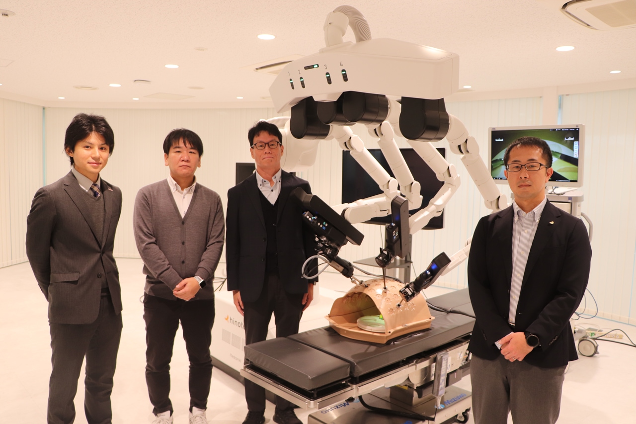 hinotori™を囲んで。左から、上田さん、篭田さん、秋本さん、メディカロイド 大橋さん