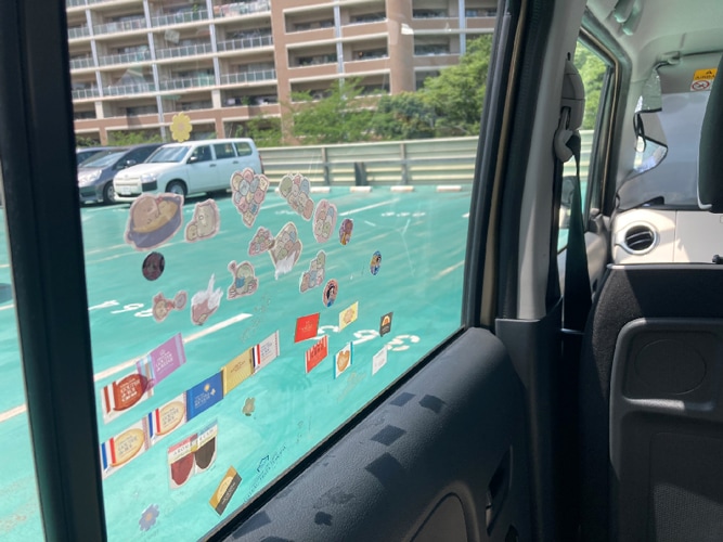 子どもが貼り付けたシールだらけの車