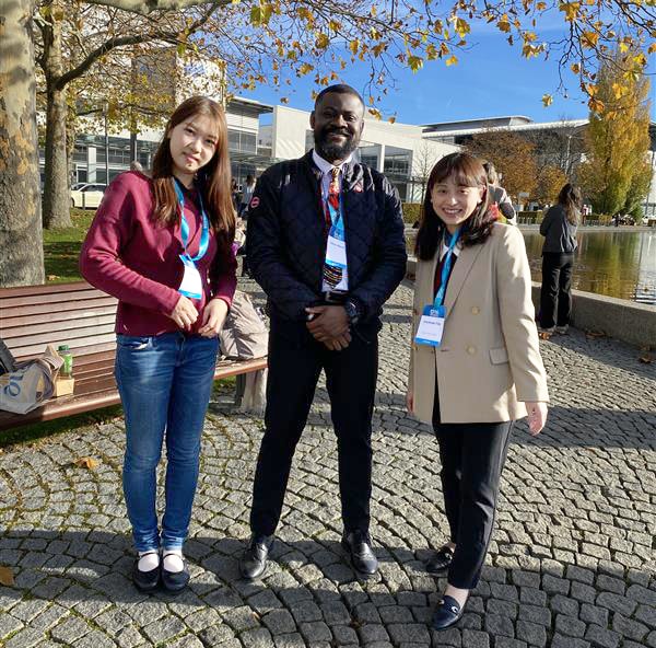 モザンビーク出身で平和の促進や地域活動に携わっているEdilsonさん（中央）と女性のキャリアに関心を持って参加したマヤさん（左）