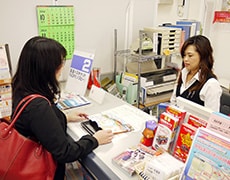 駅構内にあるチケット売り場での接客