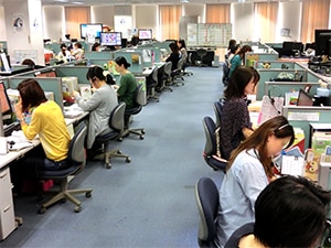jirei_felissimo_img01 イメージ写真:主に商品購入前と後の問い合わせ対応をする自社ビル内のコンタクトセンター